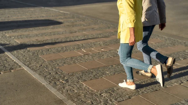 Date prisa. Foto recortada de una pareja con ropa casual corriendo por la calle — Foto de Stock