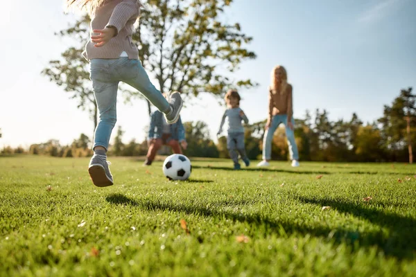 Là où commence l'amusement familial. Famille heureuse jouant avec une balle sur prairie — Photo