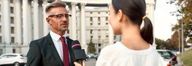 Kelimelerin özgürlüğü. Kadın gazeteci politikacıyla röportaj yapıyor. Gazetecilik endüstrisi, canlı yayın konsepti.