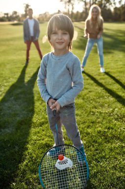 Günü birlikte geçirdiğimiz için şanslıyız. Mutlu ve güzel bir aile güneşli bir günde parkta vakit geçirir.