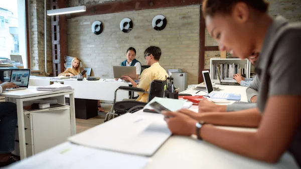 We hebben het genoegen ons best te doen. Jong team werkt in het kantoor — Stockfoto