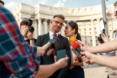 Sizi tekrar çağırıyorum... Politikacılarla röportaj yapan gazeteciler. Gazetecilik endüstrisi, canlı yayın konsepti.