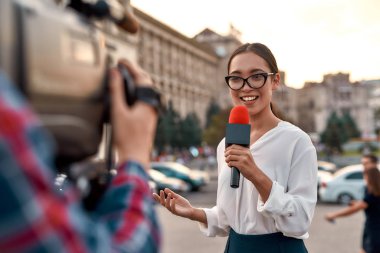 Güvenebileceğin bir koruma. TV muhabiri haberleri sunuyor. Gazetecilik endüstrisi, canlı yayın konsepti.