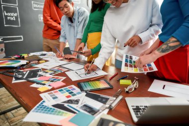 Web sitesi geliştirme konsepti. Modern ofiste toplantı yapan bir müşteri için yeni web sitesi tasarımı yapan yaratıcı insanların kesilmiş fotoğrafı. Yaratıcı ajans konsepti