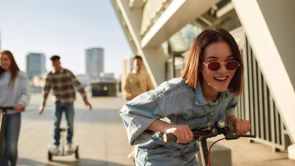 Yaşamak için yaşa, yaşamak için sür. Güneşli bir günde scooter ve segway kullanan bir grup arkadaş.