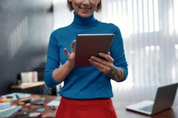 Tecnologie moderne. Foto ritagliata di giovane donna che utilizza touchpad mentre si appoggia su un tavolo in ufficio. Giovane graphic designer che lavora con tablet digitale e sorridente. Persone creative — Foto Stock