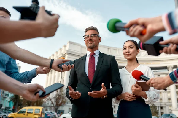 Noticias que te afectan. Periodistas realizando entrevistas a políticos. Industria del periodismo, concepto de transmisión en vivo . — Foto de Stock