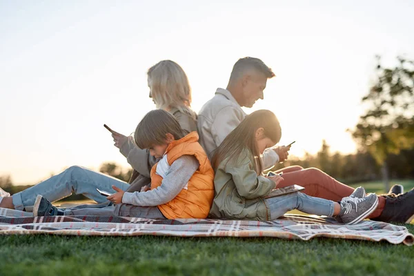 Nieuwe aanpak. Familie brengt tijd door in het park op een zonnige dag — Stockfoto