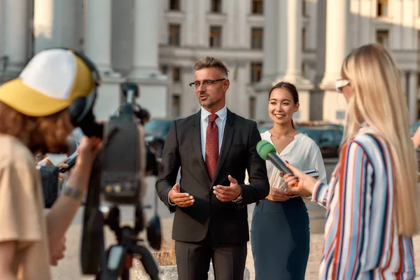 É a primeira da manhã. Jornalistas conduzindo entrevista de político. Indústria do jornalismo, conceito de transmissão ao vivo . — Fotografia de Stock