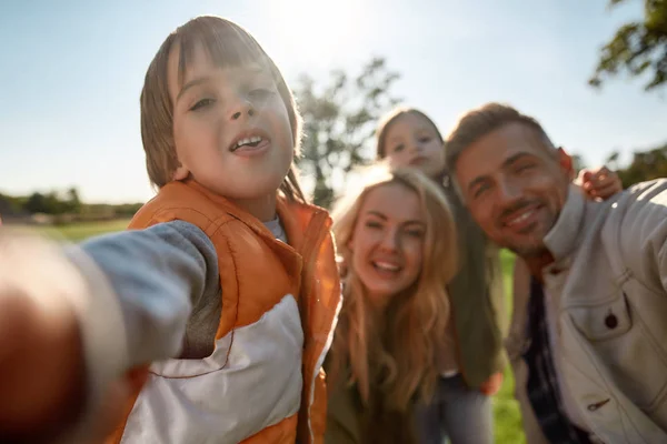 Familie is de enige steen die altijd stabiel blijft. gelukkig familie nemen selfies buiten — Stockfoto