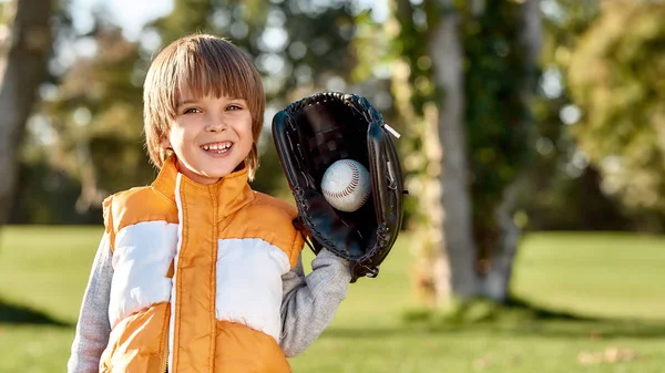 Me encanta este juego. El niño está listo para jugar béisbol. — Foto de Stock