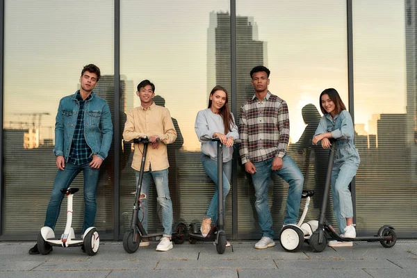 Sonsuza kadar en iyi arkadaşız. Bir grup milenyum üyesi birlikte bir hafta sonu geçirir.