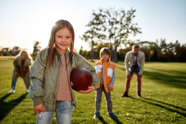Я и моя команда. Счастливое семейное времяпровождение в парке в солнечный день
