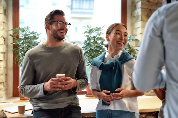 Dina resultat är viktiga. Kreativ multietnisk företagsgrupp vid lunch — Stockfoto