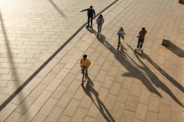 Ata binmek bizim tutkumuzdur. Tekme ve segways kullanan neşeli arkadaşlar