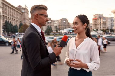Bağlanma zamanı. Şehir sokağında profesyonel bir muhabirle röportaj. Gazetecilik endüstrisi, canlı yayın konsepti