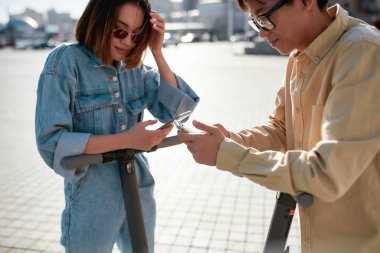 Biz buradayız. Arkadaşlar şehirde elektrikli scooter kullanacaklar..