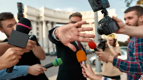 Žádné novinky. Novináři se snaží vést rozhovor s politikem. Žurnalistika, koncept live streamování. — Stock fotografie