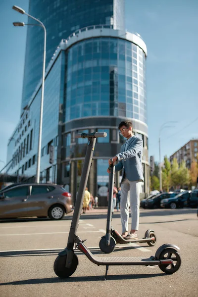 Találd meg a következő helyet, ahova mehetsz. Autóbérlés elektromos robogó áll az utcán — Stock Fotó