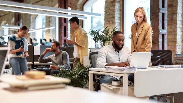 Unga proffs. Grupp av multietniska affärsmän som arbetar tillsammans i det kreativa co-working utrymmet — Stockfoto