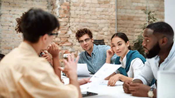 Verse ideeën delen. Groep jonge zakenmensen die samenwerken in het creatieve kantoor — Stockfoto