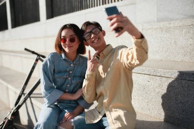 Birlikte vakit geçirmek. Güneşli bir günde elektrikli scooter süren arkadaşlar.