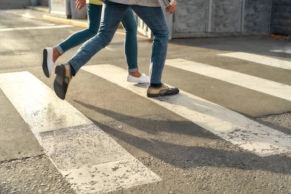 Kot pantolonlu iki kişinin yolda koşarken çekilmiş fotoğrafı. Yaya geçidi — Stok fotoğraf