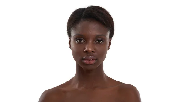 Beauté naturelle. Portrait d'une jeune femme africaine séduisante regardant la caméra tout en se tenant debout sur fond blanc — Photo