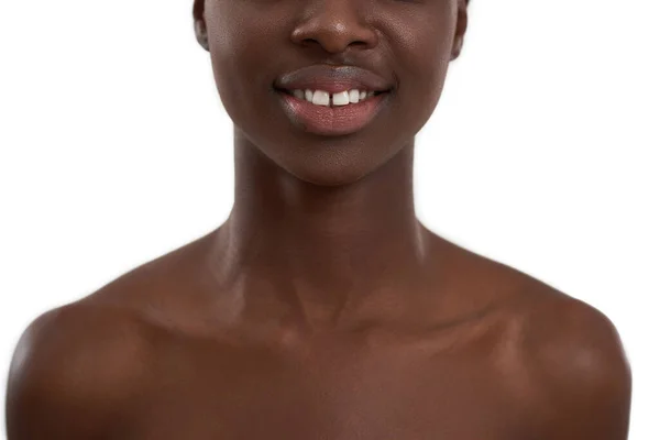 焦点を当てて美しさ。白い背景に立って大きな自然の唇を持つ陽気なアフリカの女性の作物の写真 — ストック写真