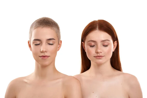 Womens Health 。两名年轻美丽的女子，皮肤洁白健康，紧闭双眼，赤身裸体面对着白色背景。金发和红头发模特 — 图库照片