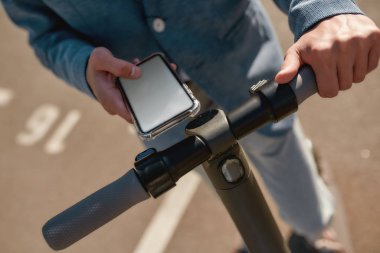 Bağlanması ve zamanında gelmesi kolay. Şehirde elektrikli scooter.