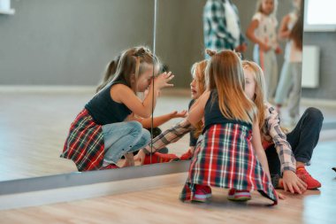 Mola verdim. Dans stüdyosundaki aynanın yanında oturmuş sohbet eden bir grup şirin ve şık küçük kız. Koreografi sınıfı