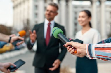 Artık biliyorsun. Politikacılarla röportaj yapan gazeteciler. Gazetecilik endüstrisi, canlı yayın konsepti.