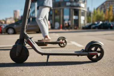 Ekolojik ulaşım araçları. Sokakta duran kiralık elektrikli scooter 'lar.