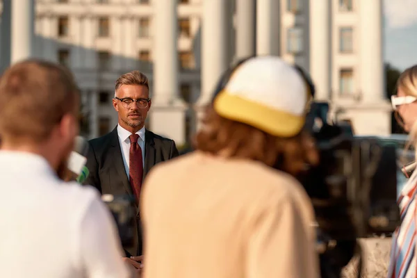 Mensen samenbrengen. Cameraman opname interview van zakenman. Journalistiek, live streaming concept. — Stockfoto