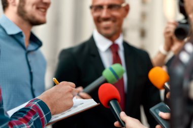 Gösteri için hazır. Politikacılarla röportaj yapan gazeteciler. Gazetecilik endüstrisi, canlı yayın konsepti.