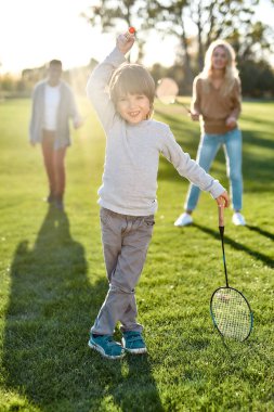 Eğlenme zamanı. Mutlu ve güzel bir aile güneşli bir günde parkta vakit geçirir.