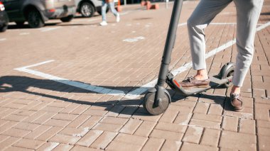 Ulaşım hızlı ve güvenli olacak. Sokakta ulaşım aracı olarak scooter kullanılıyor