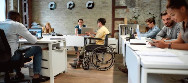 Erfolgreiche Menschen sehen die Dinge immer anders. Junges Team im Büro — Stockfoto