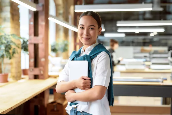 Nézd meg az eredményeket. Magabiztos ázsiai női irodai dolgozó pózol beltérben — Stock Fotó
