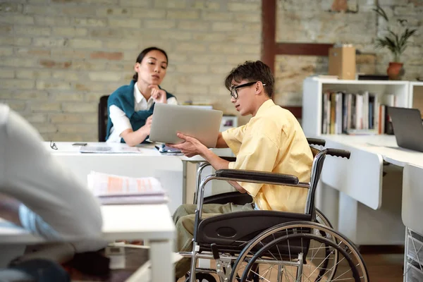 Ideeën laten gebeuren. Man in een rolstoel aan het werk in het kantoor — Stockfoto