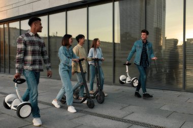 Gerçek arkadaşların hayatı olumlu yönde çevirme yetenekleri vardır. Mobiletleri ve segway 'leri olan bir grup milenyum.