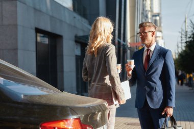 Kahve zamanı. Klasikte iki meslektaş kahve içer ve dışarıda dikilirken bir şeyler hakkında konuşurlar.