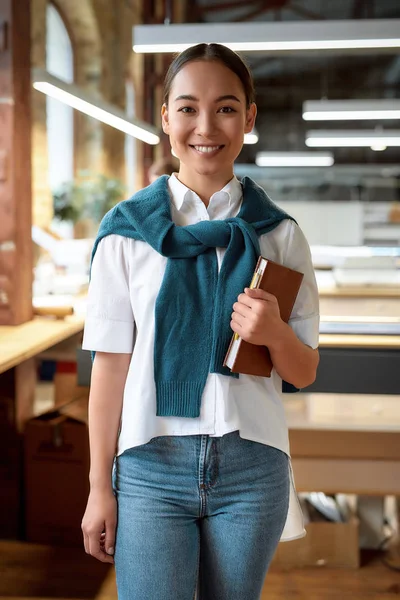 Sii multitasking. Fiducioso asiatico donna ufficio lavoratore posa al chiuso — Foto Stock