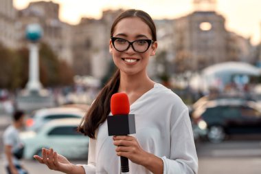 Sadece izle. TV muhabiri haberleri sunuyor. Gazetecilik endüstrisi, canlı yayın konsepti.