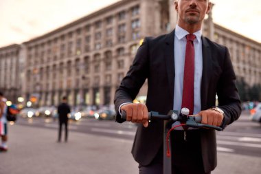 Uygun bir yol. İş adamı her gün yolda scooter sürüyor.