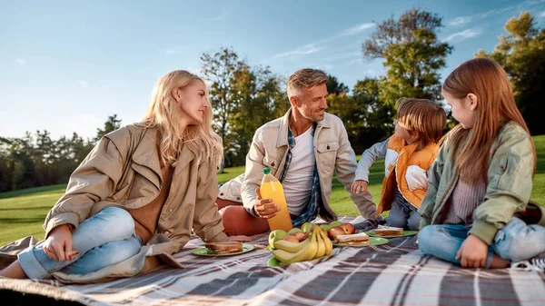 Helg. Lycklig familj tillbringa tid i parken på en solig dag — Stockfoto