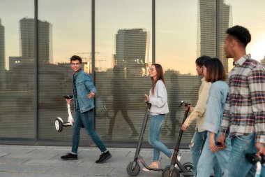 Sonsuza dek arkadaşız. Mobiletleri ve segway 'leri olan bir grup milenyum.