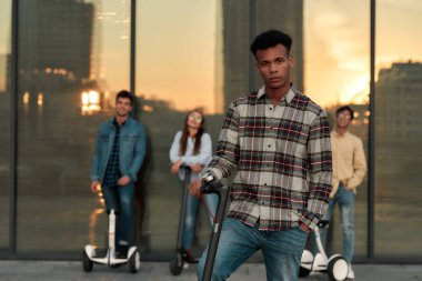 Buraya geldik. Bir grup milenyum üyesi birlikte bir hafta sonu geçirir.