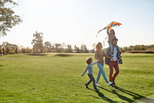 Діти роблять життя важливим. Щаслива сім'я грає в повітряний змій. Відкриті сімейні вихідні — стокове фото